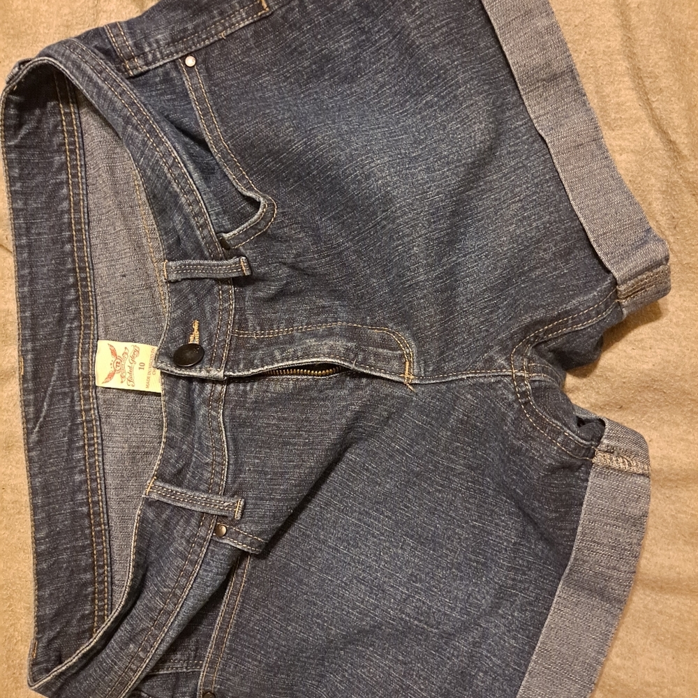Faded flory jean shorts
